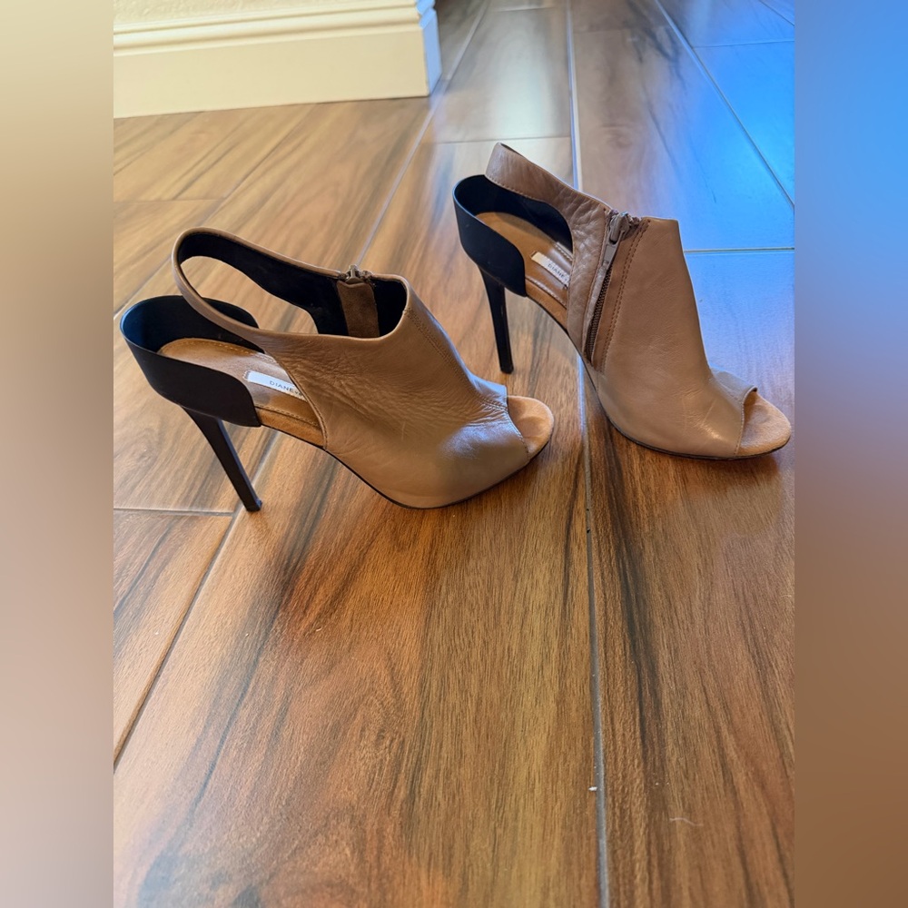 DVF Tan Leather Peep-Toe w Black Slingback Heels size 7